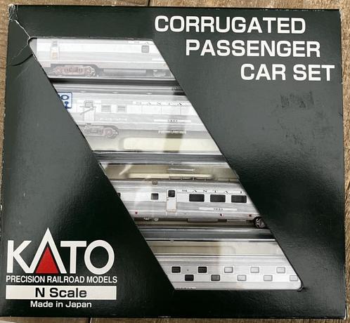 KATO #106-1502 ATSF SANTA FE CORRUGATED PASSENGER 4-CAR SET, Hobby en Vrije tijd, Modeltreinen | N-Spoor, Zo goed als nieuw, Wagon