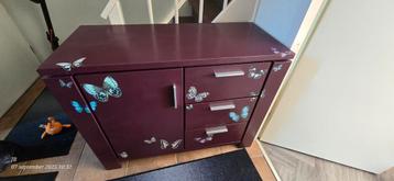 Leuke kast met vlinders beschikbaar voor biedingen