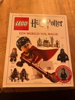 Lego Harry Potter - een wereld vol magie + minifiguur (Harry, Ophalen of Verzenden, Zo goed als nieuw, Boek of Poster