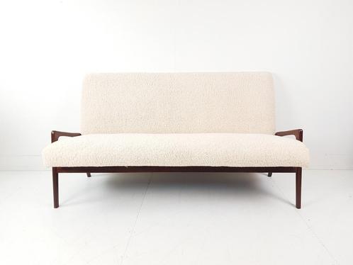 Vintage bank teddy stof teak hout minimalistisch nieuwe stof, Huis en Inrichting, Fauteuils, Zo goed als nieuw, 125 cm of meer