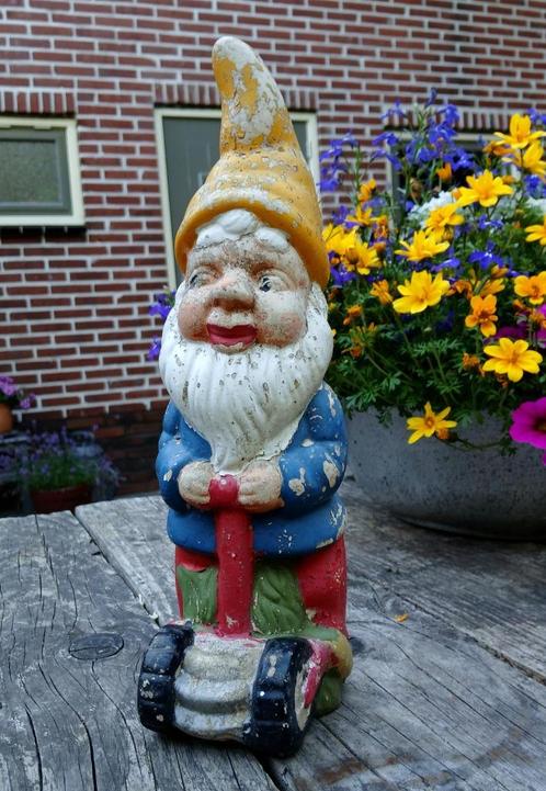 Vintage keramieken tuinkabouter met grasmaaier, Tuin en Terras, Tuinbeelden, Gebruikt, Tuinkabouter, Steen, Ophalen of Verzenden