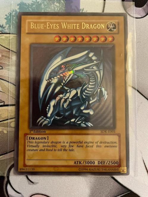 Blue-Eyes White Dragon SDK-E001 1st Edition!, Hobby en Vrije tijd, Verzamelkaartspellen | Yu-gi-Oh!, Zo goed als nieuw, Losse kaart