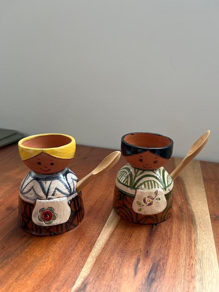 60's Art Pottery wee girl egg cup & wooden egg spoon, Antiek en Kunst, Antiek | Keramiek en Aardewerk, Ophalen of Verzenden