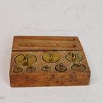 Antieke geijkte koperen gewichten in houten blok., Ophalen of Verzenden