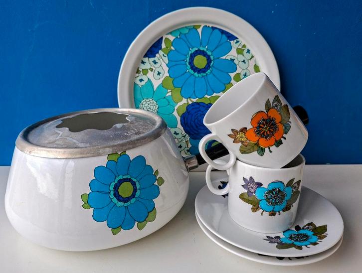Retro kopjes met bloem en fonduepan/ Royal Italia, Huis en Inrichting, Keuken | Servies, Gebruikt, Kop(pen) en/of Schotel(s), Overige stijlen