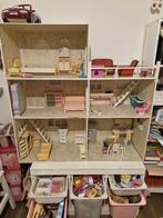 Groot barbiehuis incl. barbies, meubels en veel accessoires, Ophalen, Gebruikt