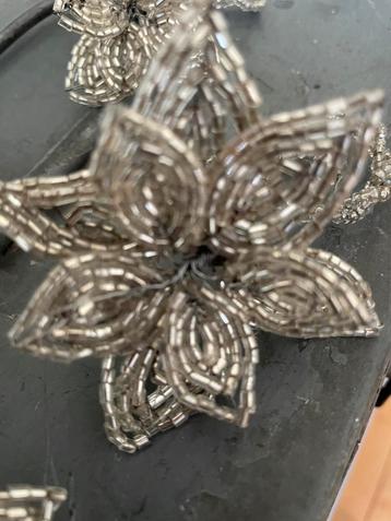Brocante oude hamggemaakte servetringen van kraaltjes beschikbaar voor biedingen