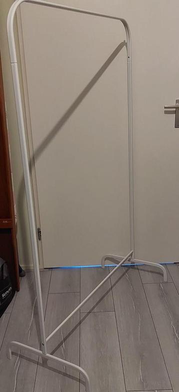 Kledingrek beschikbaar voor biedingen