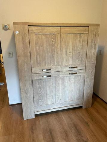 Moderne opbergkast in eikenhout-look – zo goed als nieuw beschikbaar voor biedingen
