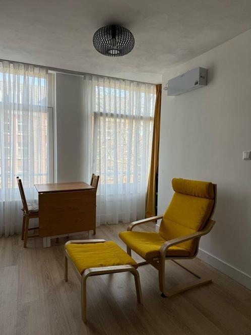 POANG poltrona con poggiapiedi, Huis en Inrichting, Fauteuils, Zo goed als nieuw, Hout, Overige materialen, Ophalen