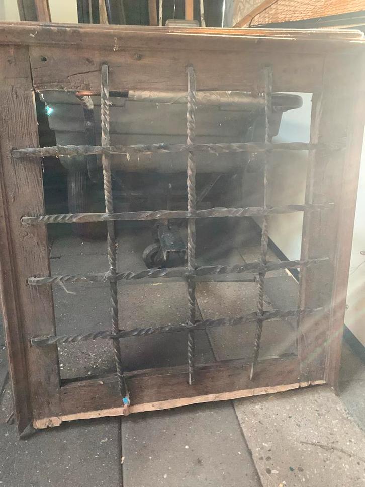 Antiek raam met smeedijzeren tralies, Antiek en Kunst, Antiek | Woonaccessoires, Ophalen