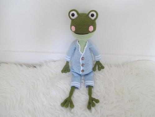 Gehaakte kikker met slaappak (knuffel), Kinderen en Baby's, Kraamcadeaus en Geboorteborden, Nieuw, Ophalen of Verzenden