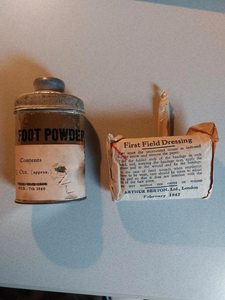 Field dressing en foot powder set, Verzamelen, Militaria | Tweede Wereldoorlog, Embleem of Badge, Nederland, Ophalen of Verzenden