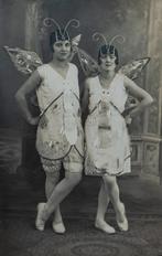 Fotokaart - Dames als vlinder verkleed 1929, Gebruikt, Verzenden, Foto, Klederdracht