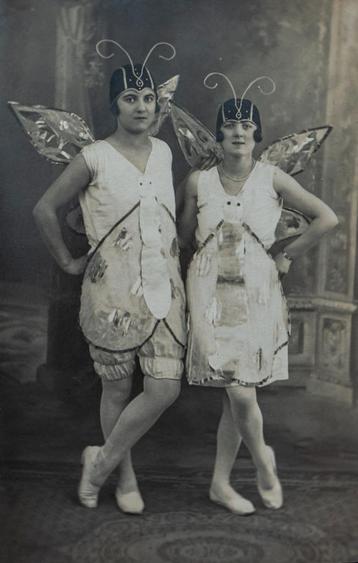 Fotokaart - Dames als vlinder verkleed 1929 beschikbaar voor biedingen