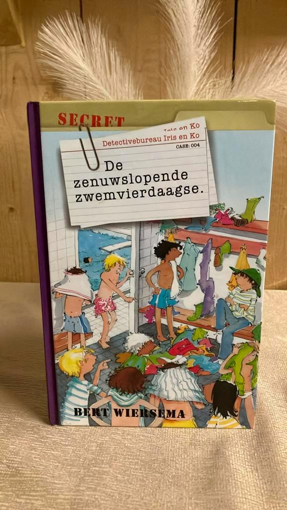 KR-7 Bert Wiersema- Iris& Ko De zenuwslopende zwemvierdaagse, Boeken, Kinderboeken | Jeugd | 10 tot 12 jaar, Zo goed als nieuw