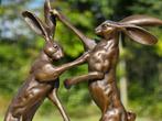HAZEN / op marmeren voet/ bronzen beeld / rammelende hazen, Dierenbeeld, Nieuw, Info@huisentuindecoratiemarie.nl, Huis en tuin decoratie marie