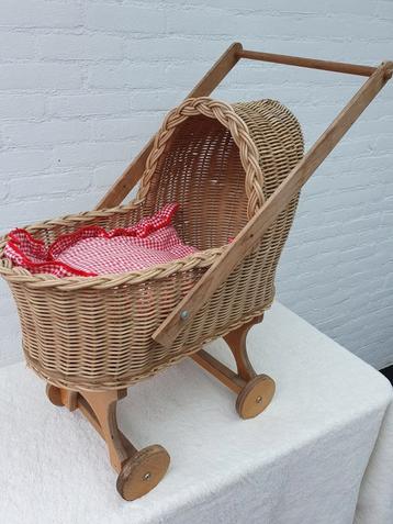 Vintage poppenwagen  beschikbaar voor biedingen