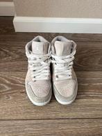 NIKE AIR JORDAN 1 RETRO MID SE WMNS PARTICLE GREY, Kleding | Dames, Schoenen, Ophalen of Verzenden, Gedragen, Grijs, Sneakers of Gympen