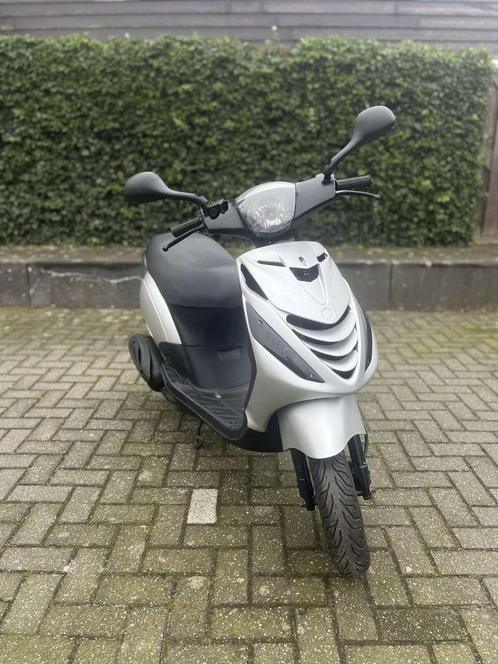 Piaggio zip 2t brom 2017, Fietsen en Brommers, Scooters | Piaggio, Zo goed als nieuw, Zip, Maximaal 45 km/u, Benzine, Ophalen