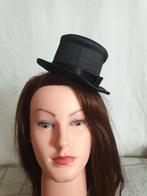 2x gave mini hoge hoedjes, om met speldjes vast te zetten, Kleding | Dames, Carnavalskleding en Feestkleding, Carnaval, ., Ophalen of Verzenden