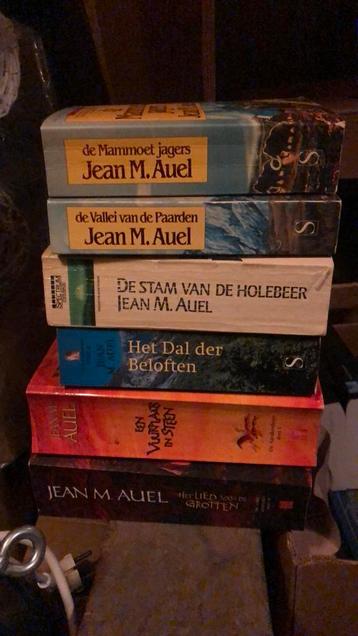 J.M. Auel - 5 Een vuurplaats in steen beschikbaar voor biedingen