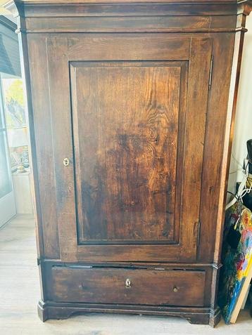Mooie antieke eiken kast met lade en schappen beschikbaar voor biedingen