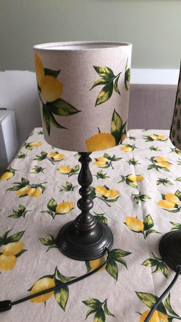 Twee leuke tafellampjes. beschikbaar voor biedingen