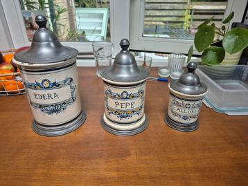 3 Antieke Apothekerspotten beschikbaar voor biedingen