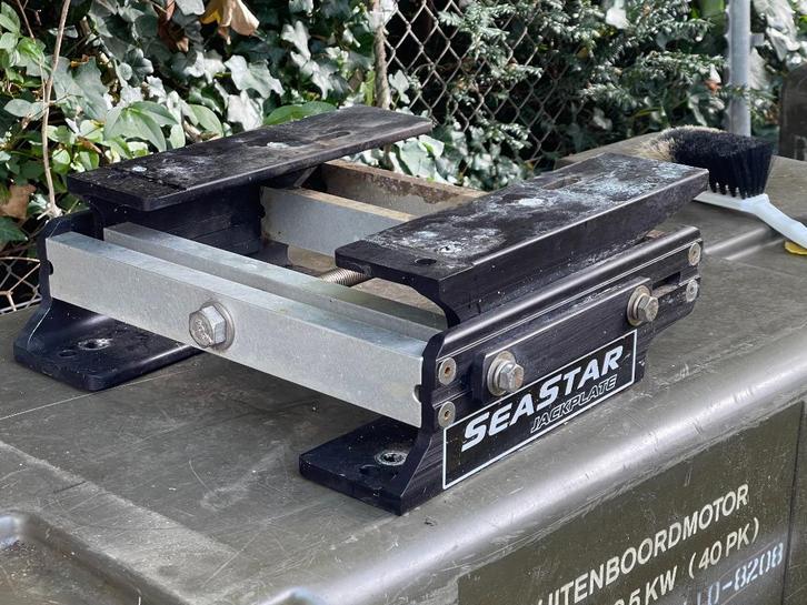 SeaStar Mechanische Jack Plate powerlift 4" Setback handbedi, Watersport en Boten, Bootonderdelen, Gebruikt, Motor en Techniek