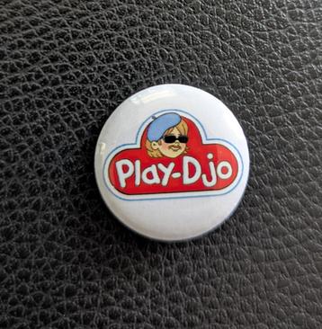 Play Djo muziek button – 25mm button / speld / pin beschikbaar voor biedingen