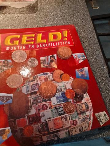 Klapper met bankbiljetten en munten van binnen en buitenland beschikbaar voor biedingen