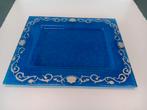 Blauw glazen blad met witte bloemdecoraties, Huis en Inrichting, Woonaccessoires | Schalen en Manden, Ophalen of Verzenden, Zo goed als nieuw