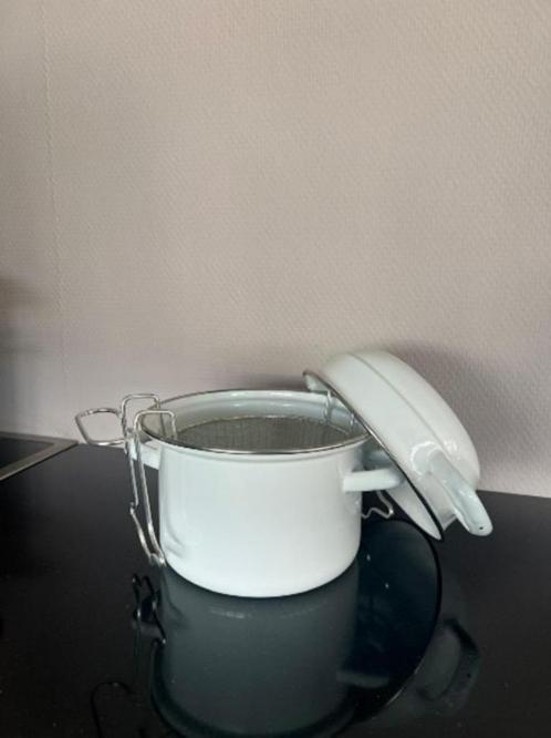 Witte pan met deksel en frituurmandje – vintage stijl, Huis en Inrichting, Keuken | Potten en Pannen, Nieuw, Overige typen, Overige materialen