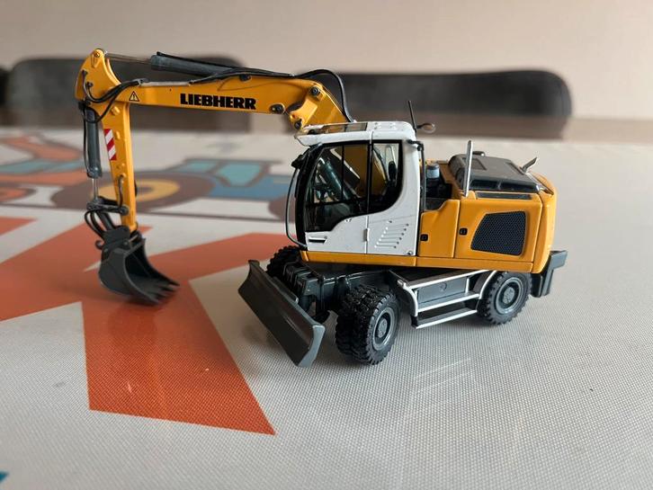 Liebherr A 914 mobiele graafmachine NZG 890, Hobby en Vrije tijd, Modelauto's | 1:50, Zo goed als nieuw, Hijskraan, Tractor of Landbouw