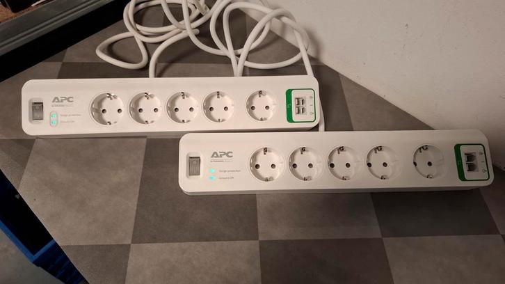 2x APC 5-voudig stekkerblok met telefoon aansluiting, Computers en Software, Powerlines, Gebruikt, Ophalen of Verzenden