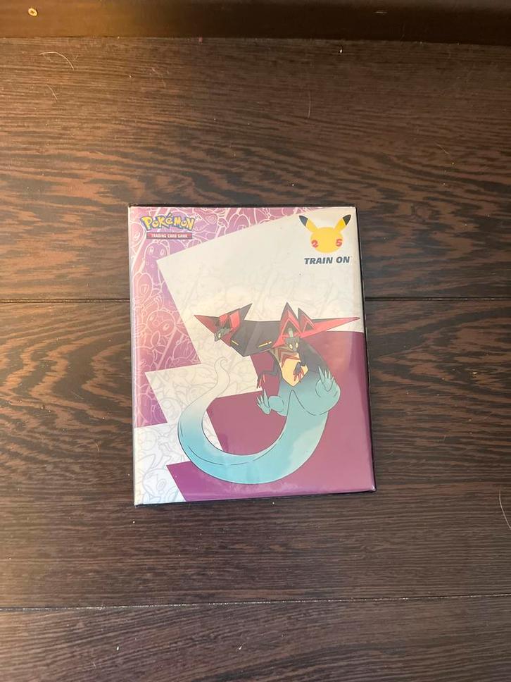 Pokemon 25 Jaar Dragapult Collectie Binder, Hobby en Vrije tijd, Verzamelkaartspellen | Overige, Zo goed als nieuw, Overige typen
