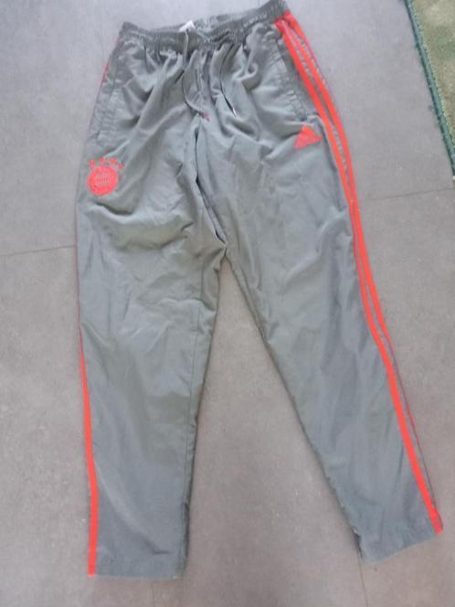 Trainingsbroek van FC Bayern München in de maat M, Kleding | Heren, Sportkleding, Zo goed als nieuw, Voetbal, Maat 48/50 (M), Grijs