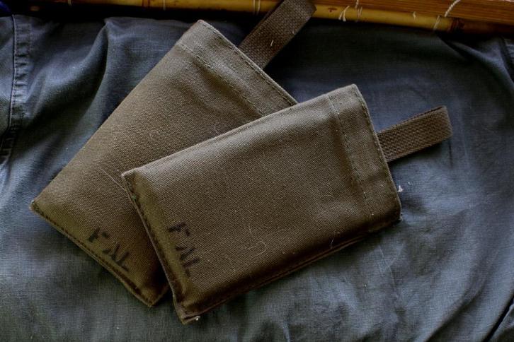 2 FAL magazijn tassen + draagriem dutchbatt (unifil), Verzamelen, Militaria | Algemeen, Landmacht, Overige typen, Nederland, Ophalen of Verzenden