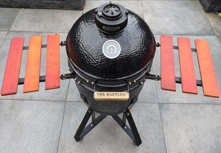 The BASTARD Medium Kamado BBQ, Tuin en Terras, Houtskoolbarbecues, Zo goed als nieuw, Ophalen