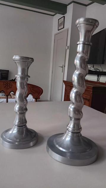 2 metalen kandelaars.
Gekronkelde ronde vorm.

 beschikbaar voor biedingen