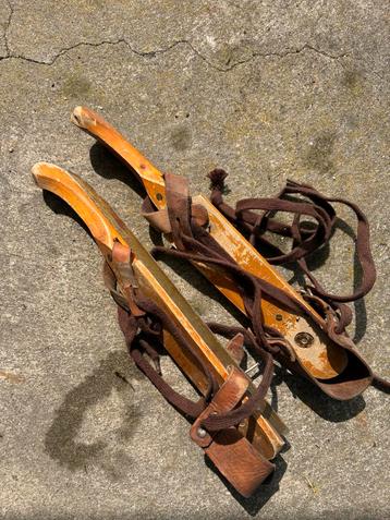 Houtjes, antieke schaatsen beschikbaar voor biedingen