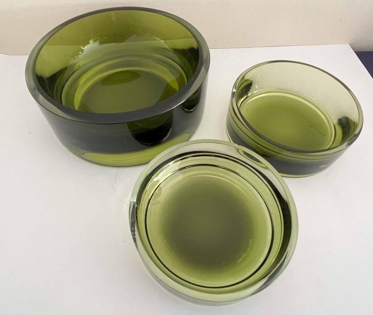 3 groenglazen serveerschaaltjes voor pinda's ed., Huis en Inrichting, Keuken | Servies, Gebruikt, Schaal of Schalen, Overige stijlen