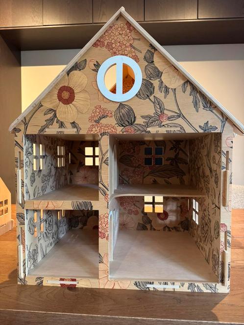 Prachtig houten poppenhuis van merk Deugniet&Co, Kinderen en Baby's, Speelgoed | Poppenhuizen, Zo goed als nieuw, Ophalen