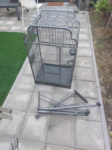 Ruime vogelkooi met poten/wielen.  beschikbaar voor biedingen