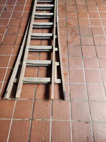 Houten ladder. beschikbaar voor biedingen