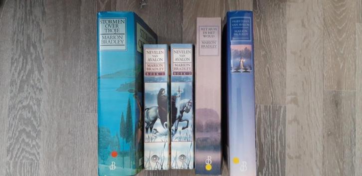 Fantasy - Marian Bradley, Boeken, Fantasy, Gelezen, Ophalen of Verzenden