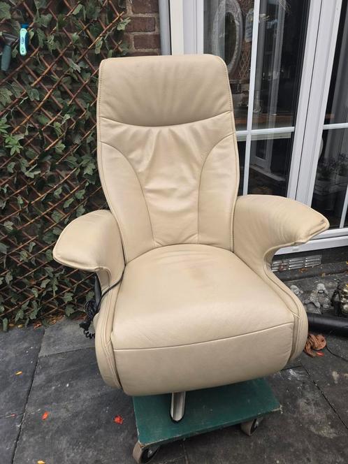 Elektrische Sta-op Stoel in Goede Conditie, Huis en Inrichting, Fauteuils, Gebruikt, Leer, Metaal, 75 tot 100 cm, 75 tot 100 cm