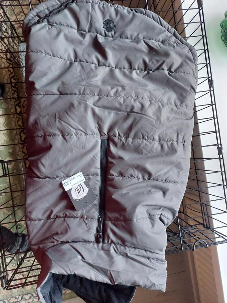 Hondenjas grijs designed by Lotte (nieuw), Dieren en Toebehoren, Hondenkleding, Nieuw, Hondenjas, Ophalen of Verzenden