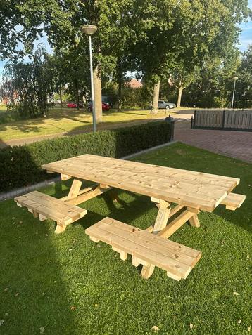 Picknick tafel met open instap beschikbaar voor biedingen